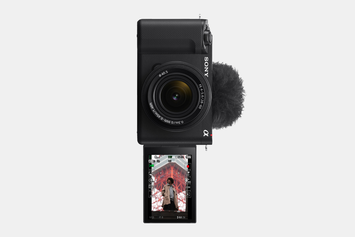 Kép a ZV-E1 fényképezőgépről, amelynek előrehajtott LCD kijelzőjén a függőleges információs kijelzőn egy férfi látható