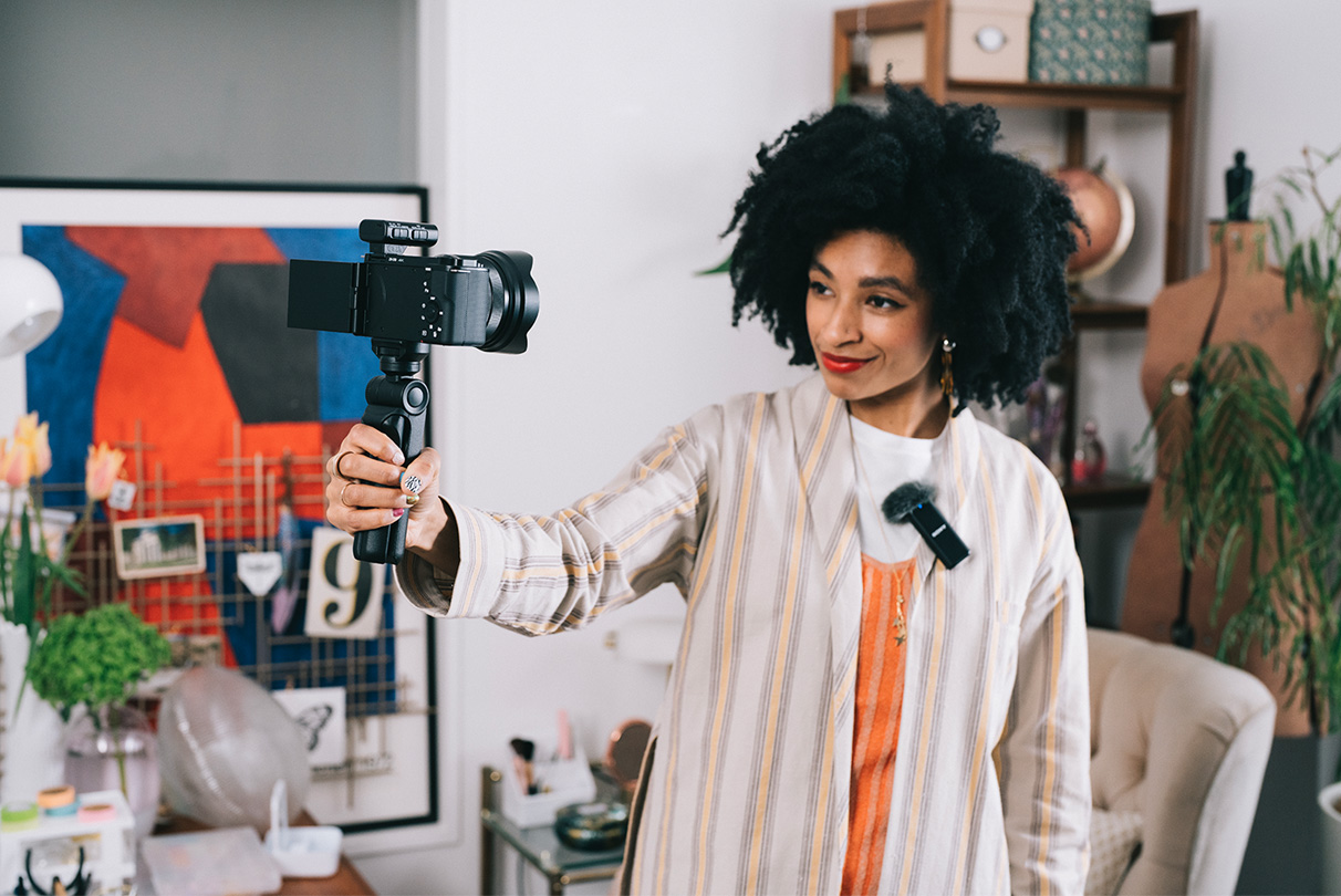 A hagyományos analóg hangjel-továbbítással ellentétben itt nem kell aggódnod a kábeljel interferenciája miatt. A tiszta, alacsony zajszintű, digitális hanghoz elég a multifunkciós (MI) papucson keresztül párosítanod a ZV-E10 kamerát a digitális audiointerfészt támogató bármely Sony mikrofonnal. Vagy csatlakoztathatod a kedvenc mikrofonod a kamera külső mikrofonhoz való aljzatához a még jobb hangért.