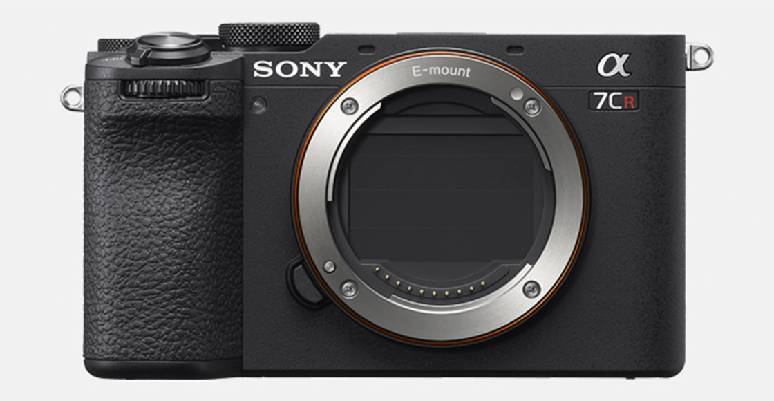 Elülső nézetet mutató termékkép a fényképezőgépvázról, úgy, hogy az érzékelő zárja le van eresztve