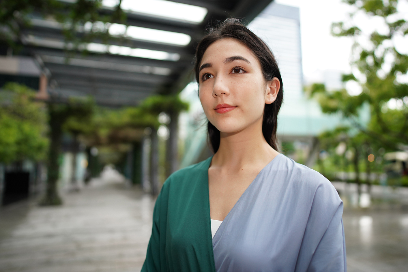 Mintaként szolgáló, a szabadban készült női arckép