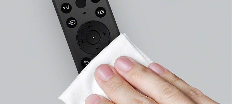 Kép a távvezérlő kendővel történő tisztításáról