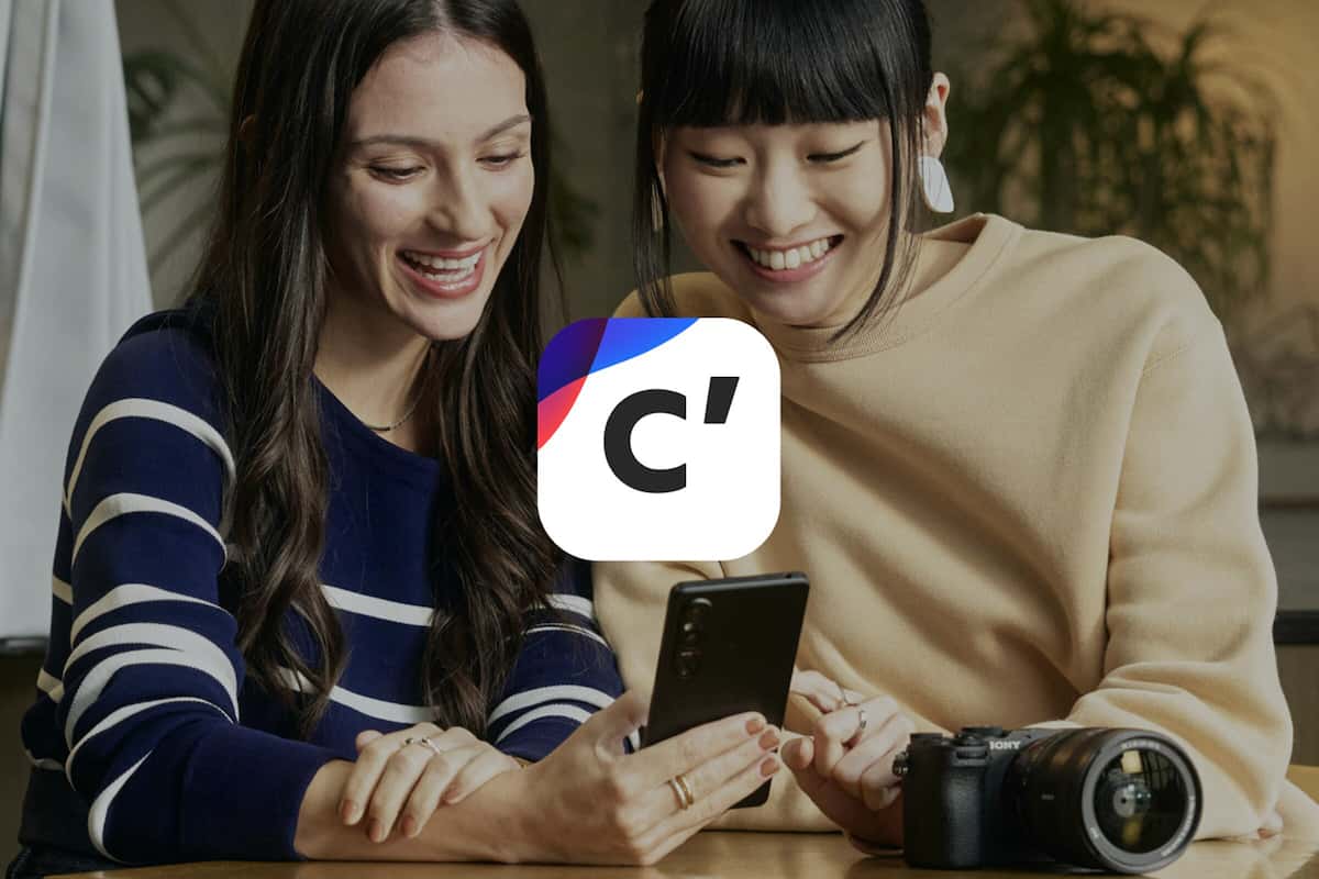 Használatot ábrázoló kép, amelyen két felhasználó okostelefonon a Creators' App alkalmazást használja, a Creators' App ráhelyezett logójával