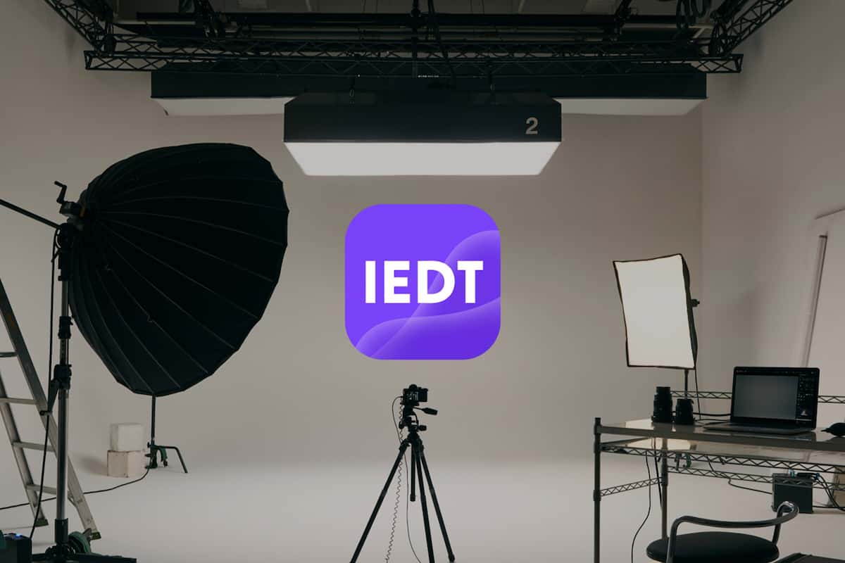 Használatot ábrázoló kép, amelyen egy stúdió látható az Imaging Edge Desktop ráhelyezett logójával